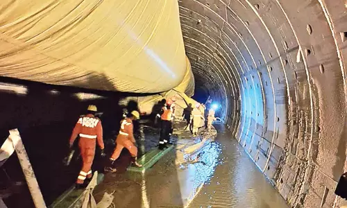 SLBC Tunnel: ఎస్‌ఎల్‌బీసీ టన్నెల్‌లో చిక్కుకున్న ఎనిమిది మంది.. ఫ్లెక్సీ ప్రోబ్ ద్వారా గాలింపు