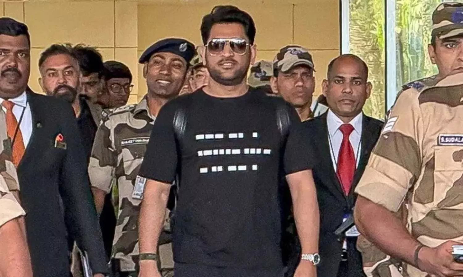 MS Dhoni: సౌతిండియా హీరోలా అదిరిపోయిన ధోనీ ఎంట్రీ MS Dhoni: సౌతిండియా హీరోలా అదిరిపోయిన ధోనీ ఎంట్రీ