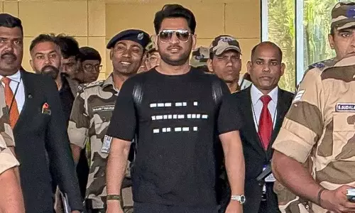 MS Dhoni: సౌతిండియా హీరోలా అదిరిపోయిన ధోనీ ఎంట్రీ MS Dhoni: సౌతిండియా హీరోలా అదిరిపోయిన ధోనీ ఎంట్రీ