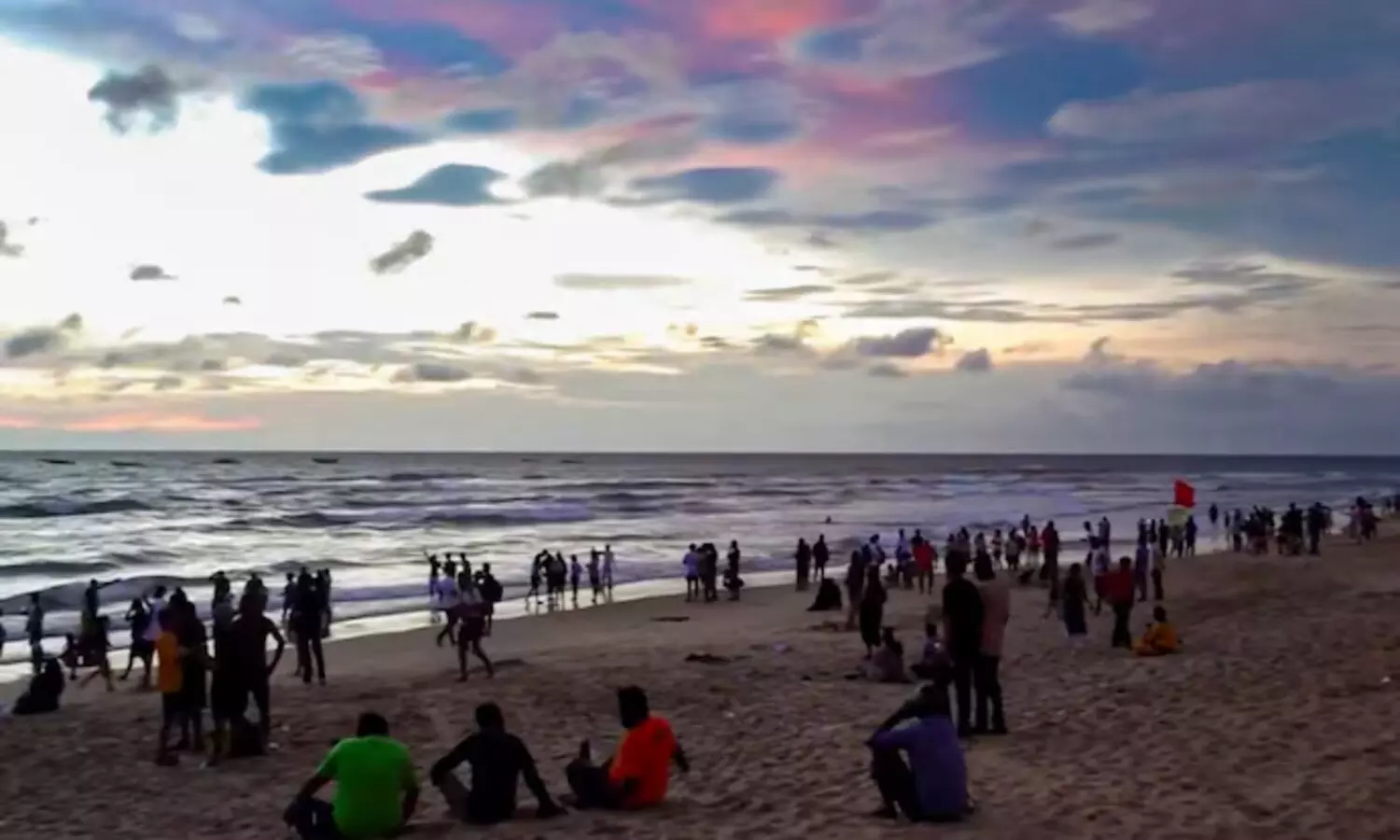 Idli-sambar: పర్యాటకుల సంఖ్య తగ్గడానికి బీచ్ లలో ఇడ్లీ-సాంబార్ అమ్మకాలు కారణం.. ఎమ్మెల్యే వివాదాస్పద కామెంట్స్ Idli-sambar: పర్యాటకుల సంఖ్య తగ్గడానికి బీచ్ లలో ఇడ్లీ-సాంబార్ అమ్మకాలు కారణం.. ఎమ్మెల్యే వివాదాస్పద కామెంట్స్