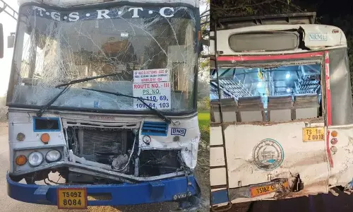 Karimanagar: బ్యాలెట్ బ్యాగులతో వెళ్తున్న రెండు బస్సులకు ప్రమాదం..19మందికి గాయాలు