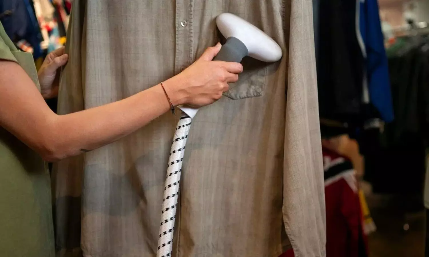 Steam Iron: ఈ మిషన్ మీ దగ్గర ఉంటే పాత బట్టలు కూడా కొత్త వాటిలా మెరిసిపోతాయి..! Steam Iron: ఈ మిషన్ మీ దగ్గర ఉంటే పాత బట్టలు కూడా కొత్త వాటిలా మెరిసిపోతాయి..!