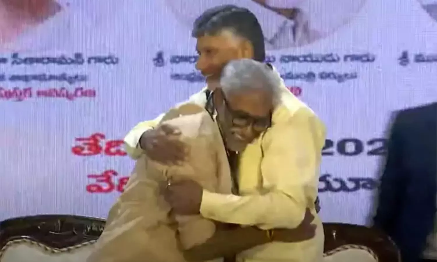 మూడు దశాబ్దాల తర్వాత ఒకే వేదికపై చంద్రబాబు, దగ్గుబాటి