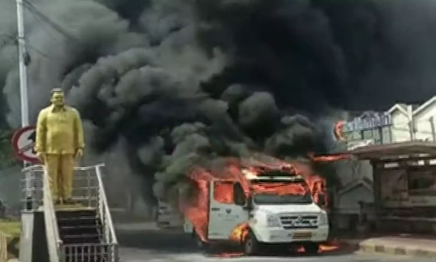 Ambulance caught fire in Vijayawada, Ramesh hospitals Ambulance catches fire in Vijayawada Ambulance caught fire in Vijayawada, Ramesh hospitals Ambulance catches fire in Vijayawada