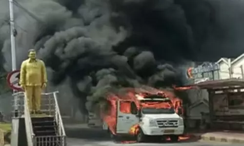 Ambulance caught fire in Vijayawada, Ramesh hospitals Ambulance catches fire in Vijayawada Ambulance caught fire in Vijayawada, Ramesh hospitals Ambulance catches fire in Vijayawada
