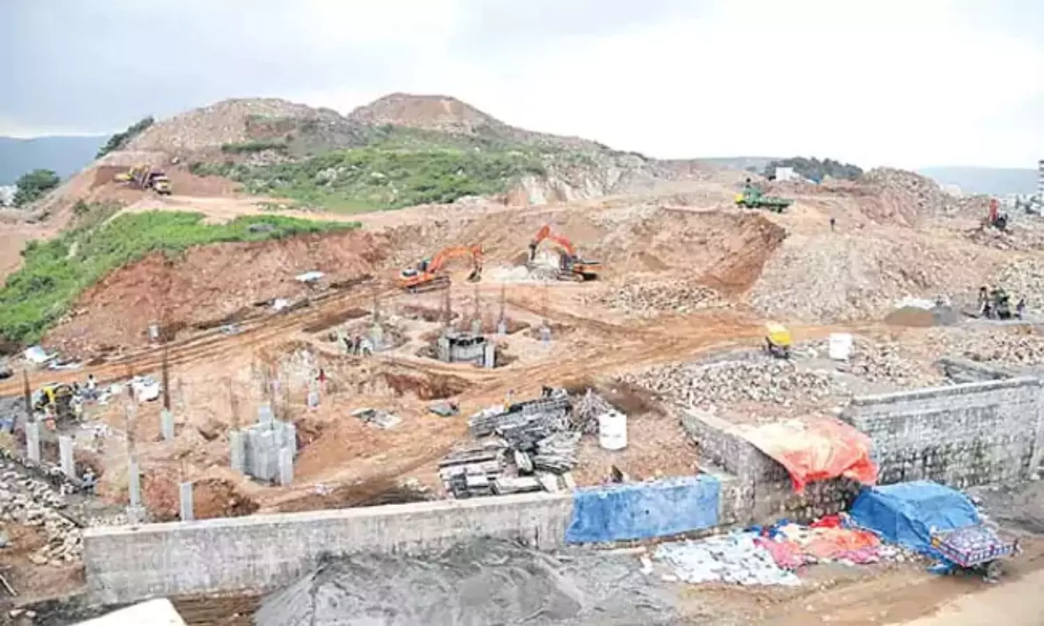 Visakhapatnam: హయగ్రీవ భూముల్లో రెవెన్యూశాఖ బోర్డులు Visakhapatnam: హయగ్రీవ భూముల్లో రెవెన్యూశాఖ బోర్డులు
