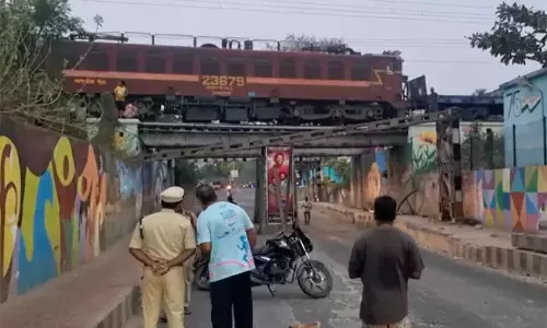 Anakapalli: అనకాపల్లి జిల్లాలో కుంగిన బ్రిడ్జి.. రైళ్ల రాకపోకలకు అంతరాయం..