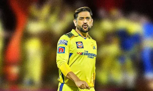 MS Dhoni Controversy Mandira Bedi CSK vs RR Fight With Umpire Telugu News