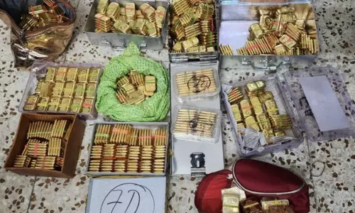 95 kgs gold and Rs 70 lakhs cash found in a rented flat in Ahmedabad apartment in Gujarat ATS and DRI raids 95 kgs gold and Rs 70 lakhs cash found in a rented flat in Ahmedabad apartment in Gujarat ATS and DRI raids