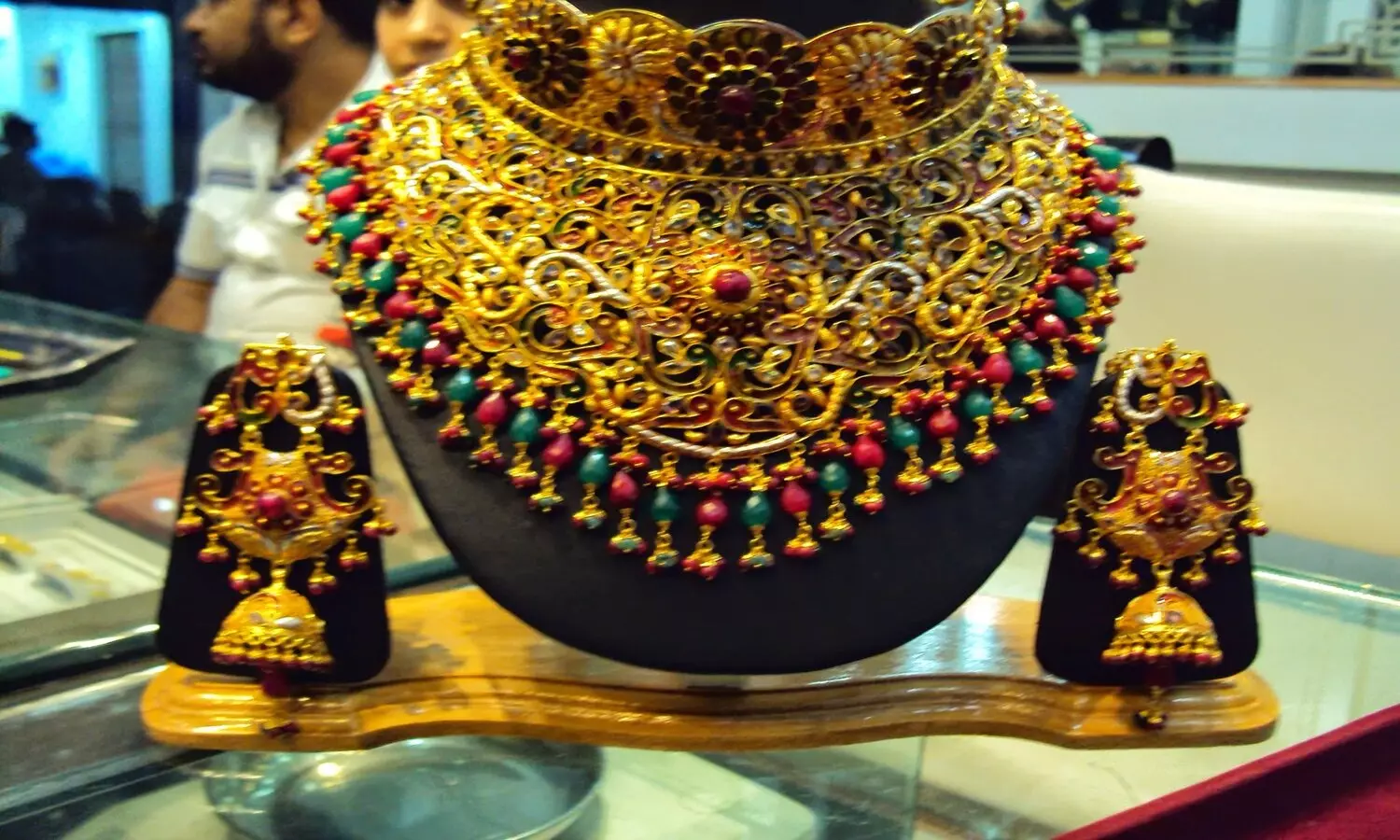 Gold Rate Today: తులం బంగారం 98వేలు..లక్షకు రెండు అడుగులో దూరంలో పసిడి