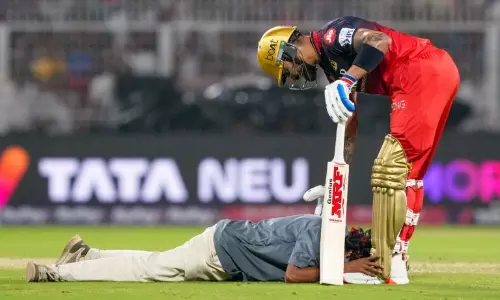 Viral Video: మైదానంలోకి దూసుకొచ్చు కోహ్లీ కాళ్ల మీద పడిన అభిమాని..విరాట్ ఏం చేశాడో తెలిస్తే షాకే