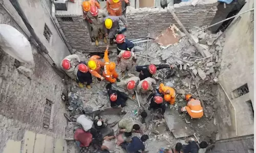 భద్రాచలంలో కుప్పకూలిన ఆరంతస్తుల భవనం:శిథిలాల కింద ఆరుగురు