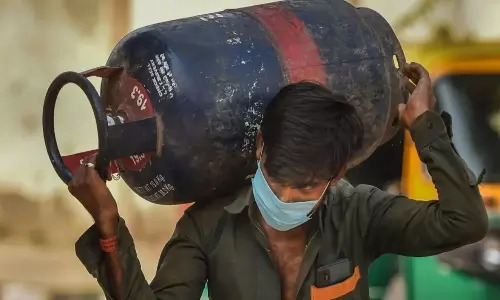 LPG Gas Cylinder Price: గుడ్ న్యూస్ భారీగా తగ్గిన సిలిండర్ ధర..ఎంత తగ్గిందో తెలిస్తే ఎగిరిగంతేస్తారు