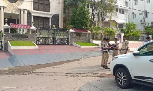 హైదరాబాద్ సెంట్రల్ యూనివర్శిటీ భూముల వివాదం: హైదర్గూడ వద్ద పోలీసుల అదుపులో బీజేపీ ఎమ్మెల్యేలు హైదరాబాద్ సెంట్రల్ యూనివర్శిటీ భూముల వివాదం: హైదర్గూడ వద్ద పోలీసుల అదుపులో బీజేపీ ఎమ్మెల్యేలు