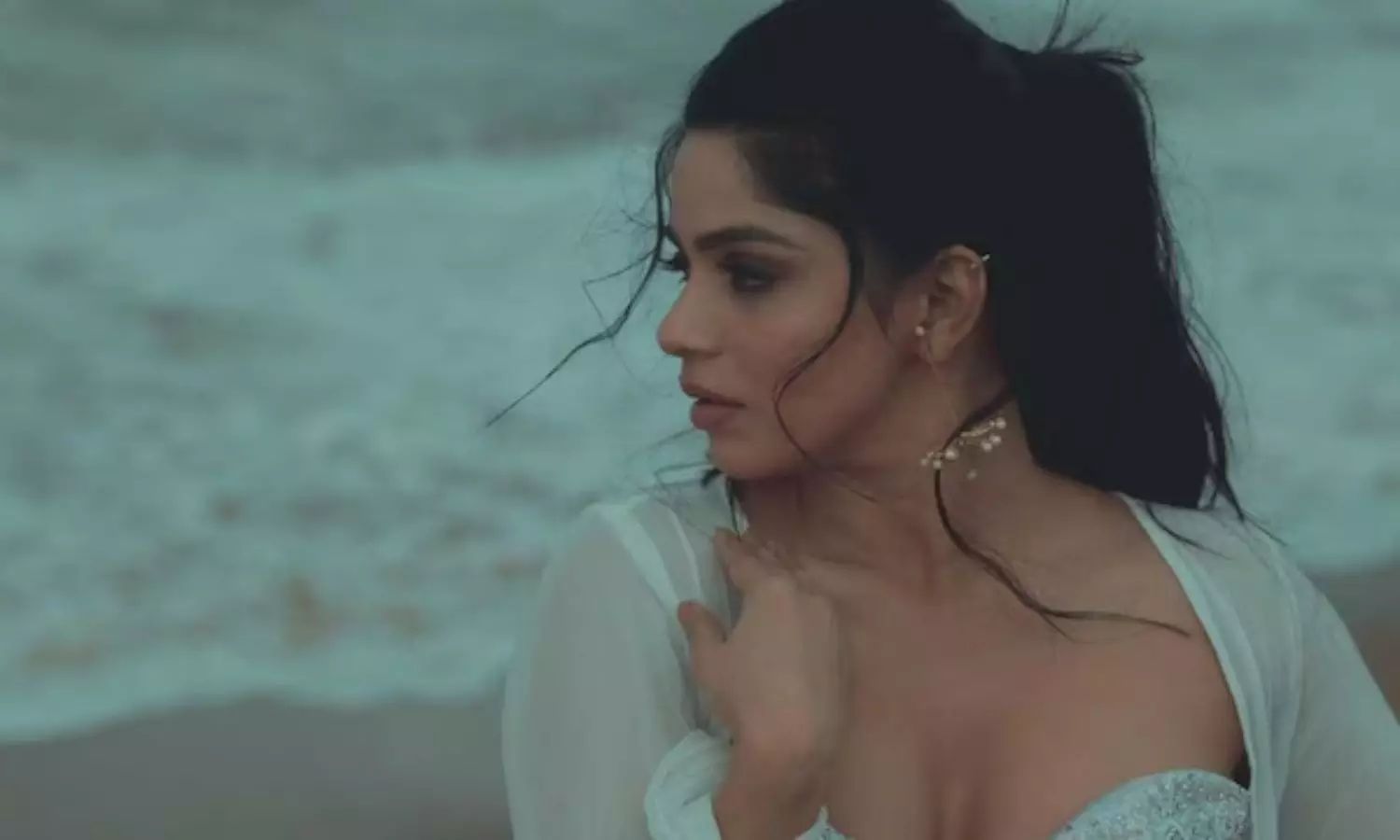 Divya Bharathi: వారి విడాకులకు నాకు ఎలాంటి సంబంధం లేదు.. నటి కీలక వ్యాఖ్యలు Divya Bharathi Responds to GV Prakash Divorce Rumors