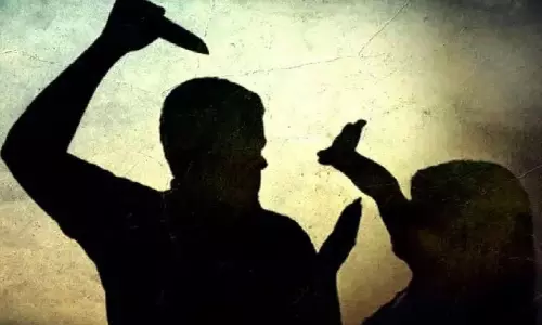 తల్లి, కుమార్తెపై దాడి చేసిన ప్రేమోన్మాది.. స్పాట్‌లో తల్లి మృతి, కుమార్తెకు కొనసాగుతున్న చికిత్స