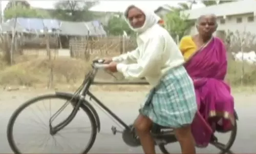 పెద్దపల్లి జిల్లాలో మనసును కట్టిపడేస్తున్న వృద్ధ జంట