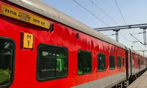Rail Ticket: రైల్వే సీట్లు అందుబాటులో లేవా? అయితే M కోచ్ బుక్ చేసుకుని హాయిగా ప్రయాణించండి..! Rail Ticket: రైల్వే సీట్లు అందుబాటులో లేవా? అయితే M కోచ్ బుక్ చేసుకుని హాయిగా ప్రయాణించండి..!