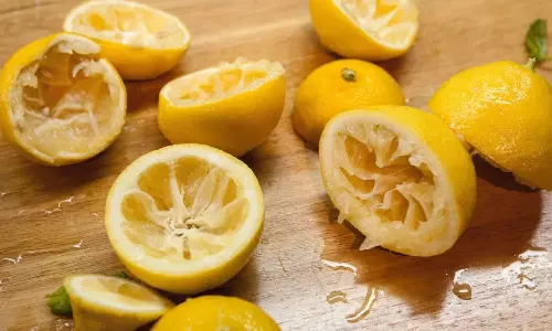 Lemon Peels: నిమ్మ తొక్కలే కదా అని పడేస్తున్నారా..  తెలివిగా వాడితే ఎన్నో లాభాలు..!