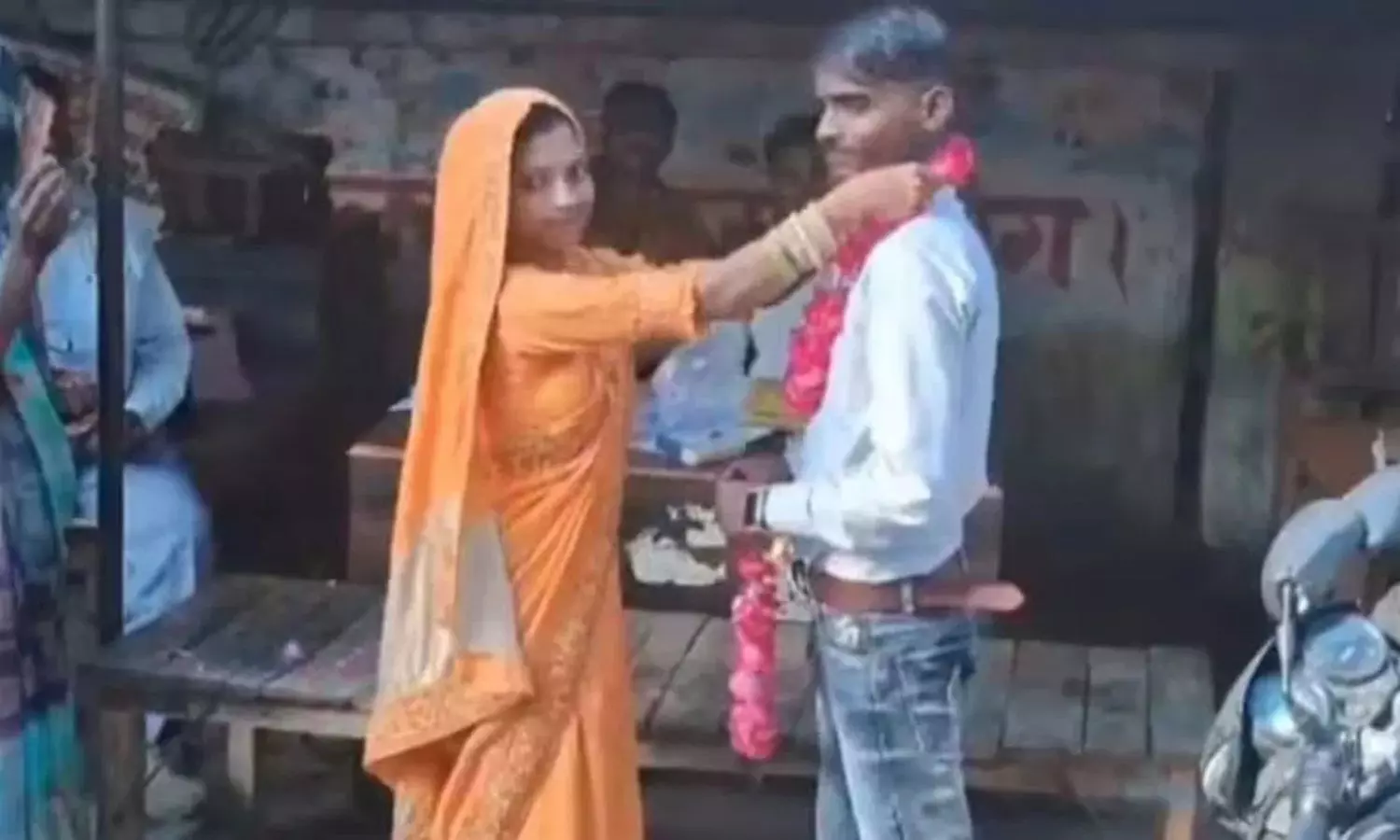 Viral Video UP Man Marries Off Wife to Her Younger Lover Internet Shocked by Unusual Love Triangle Viral Video UP Man Marries Off Wife to Her Younger Lover Internet Shocked by Unusual Love Triangle