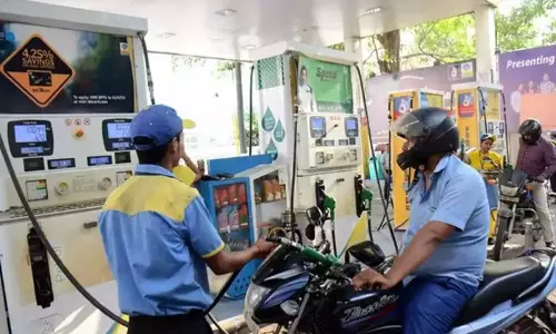 Petrol Price: తెలుగు రాష్ట్రాల్లోని సామాన్యులకు ఊరట.. భారీగా తగ్గనున్న పెట్రోల్, డీజిల్ ధరలు