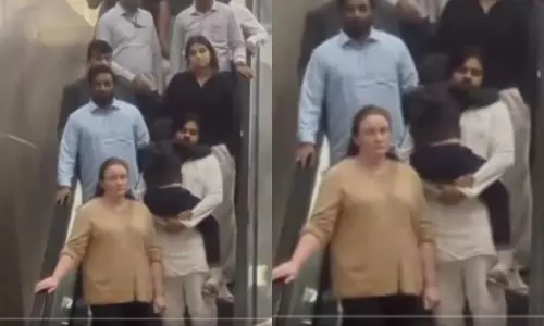 Pawan Kalyan: పవన్ కుమారుడిని కాపాడిన భారత కార్మికులకు లైఫ్ సేవర్ అవార్డుతో సత్కారం