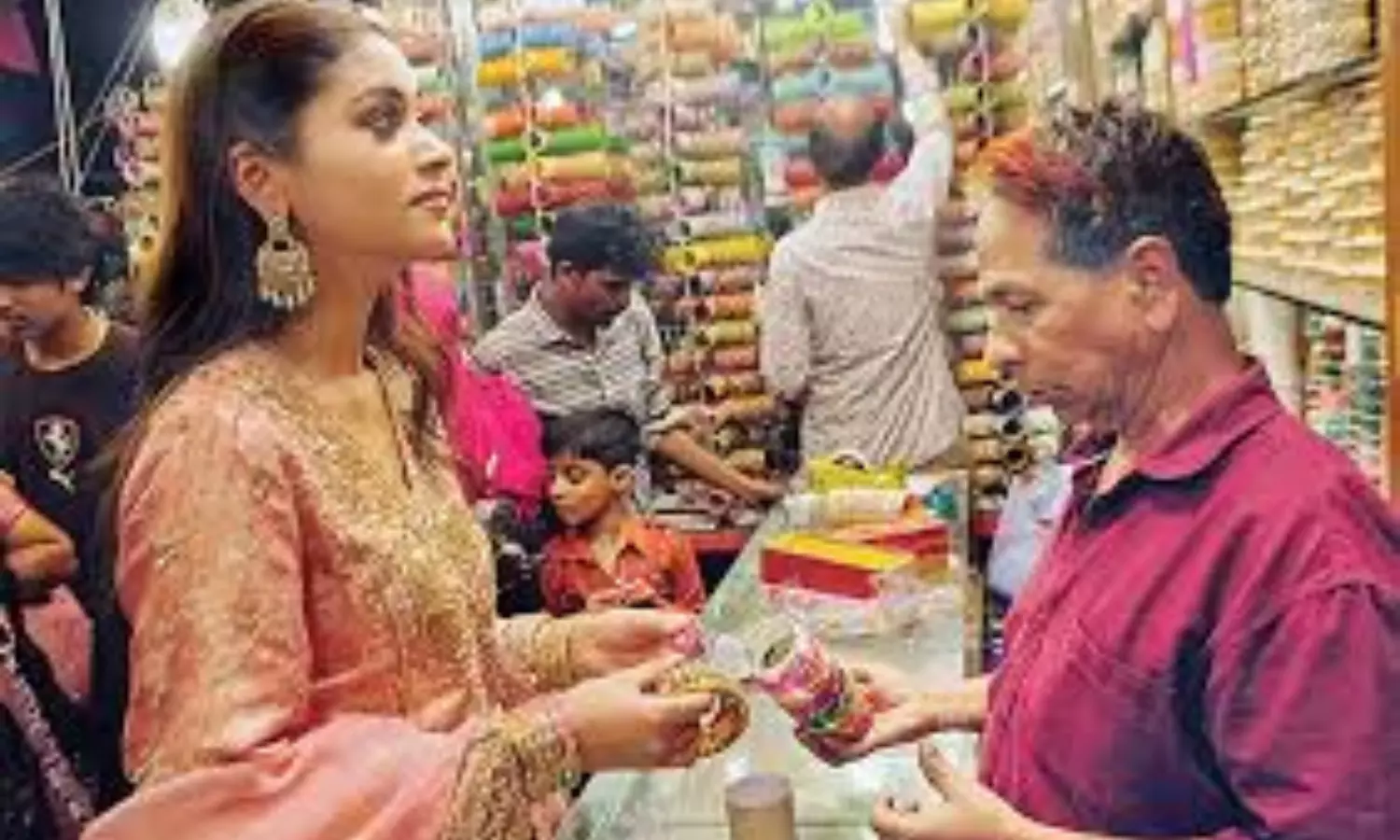 Nandini Gupta: చార్మినార్ వీధుల్లో సందడి చేసిన ఫెమినా సుందరి Nandini Gupta: చార్మినార్ వీధుల్లో సందడి చేసిన ఫెమినా సుందరి