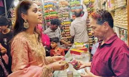 Nandini Gupta: చార్మినార్ వీధుల్లో సందడి చేసిన ఫెమినా సుందరి