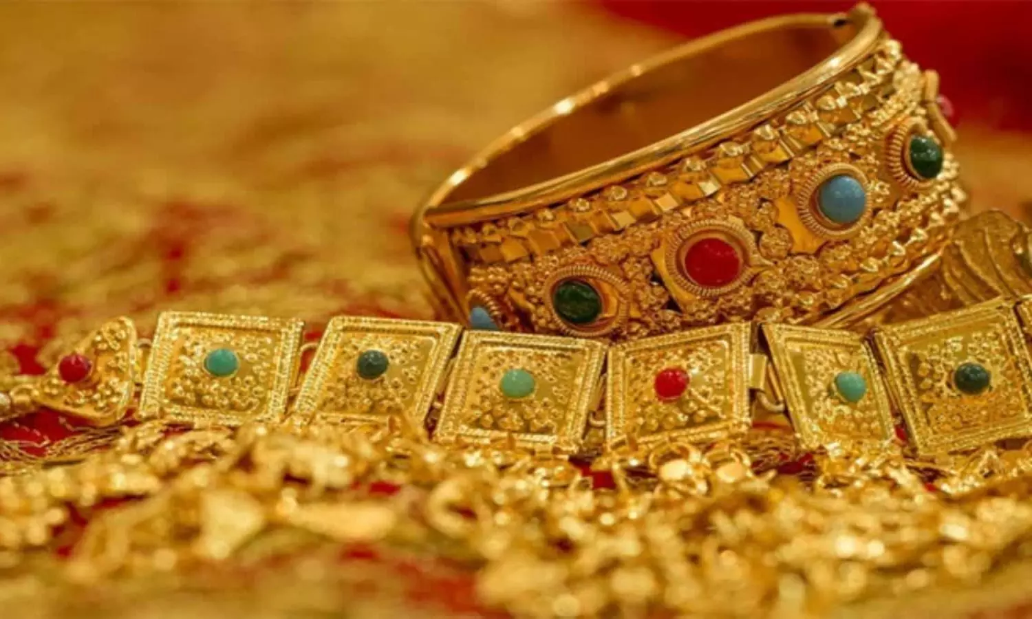 Gold Price: లక్ష దాటిన 10 గ్రాముల బంగారం ధర..మరి పాకిస్థాన్లో ఎంత ఉందో తెలుసా? Gold Rate Today 24th April 2025 today gold and silver rates in Hyderabad