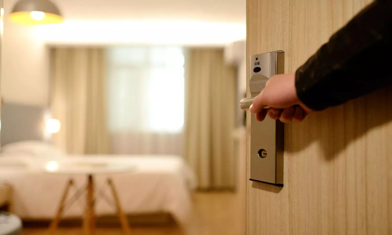 Hotel Room: హోటల్ రూమ్ మధ్యాహ్నం 12 గంటలకు ఎందుకు చెక్ అవుట్ చేస్తారో తెలుసా? Hotel Room: హోటల్ రూమ్ మధ్యాహ్నం 12 గంటలకు ఎందుకు చెక్ అవుట్ చేస్తారో తెలుసా?