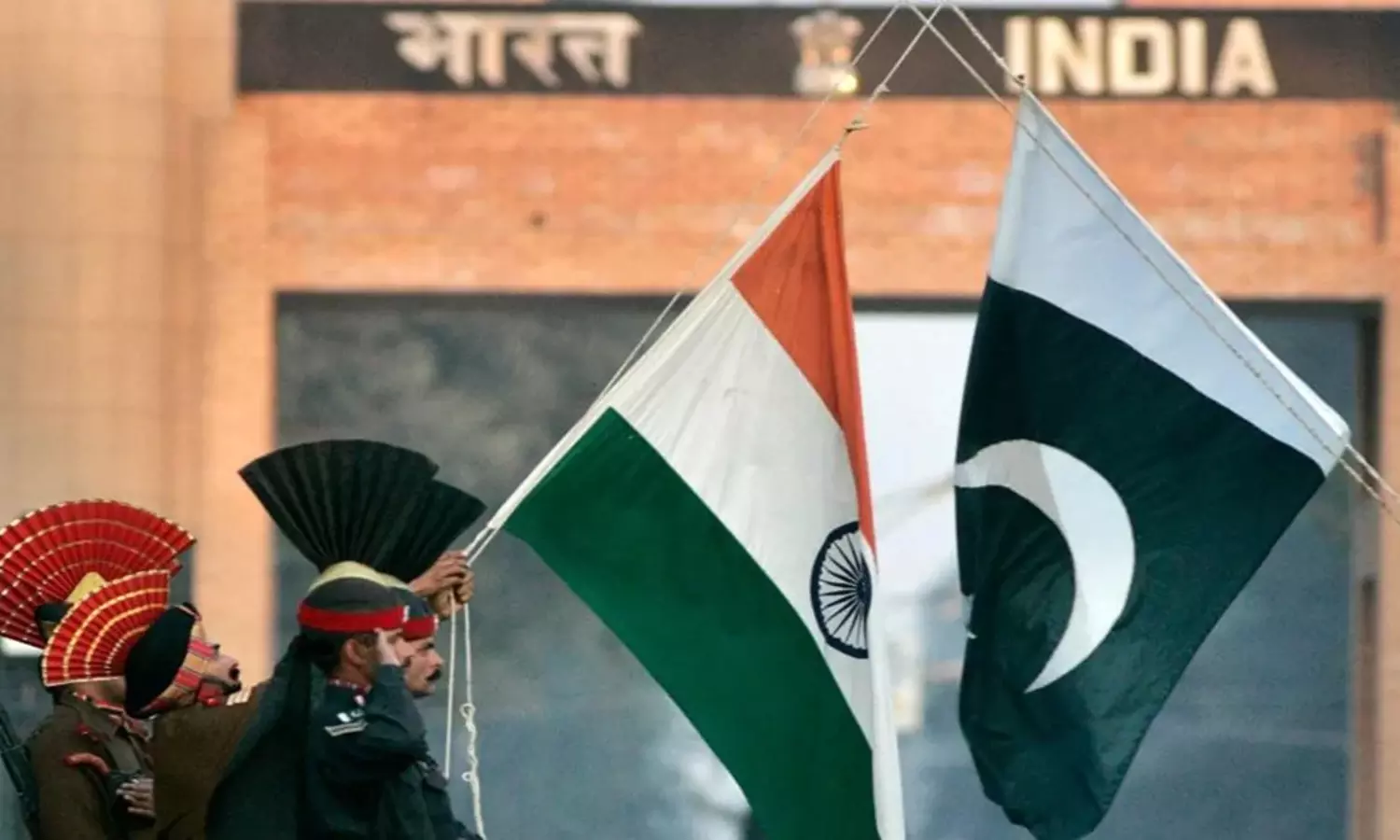 India-Pakistan: పహల్గాం ఉగ్రదాడి ఎఫెక్ట్.. పాక్ దౌత్యవేత్తకు భారత్ సమన్లు India-Pakistan: పహల్గాం ఉగ్రదాడి ఎఫెక్ట్.. పాక్ దౌత్యవేత్తకు భారత్ సమన్లు