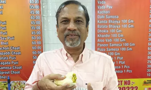 Vada Pav: ముంబై వడా పావ్ మజానే వేరు..50 వేల కోట్ల ఆస్తిపరుడు వడా పావ్ తిని మురిసిపోయాడు! Vada Pav: ముంబై వడా పావ్ మజానే వేరు..50 వేల కోట్ల ఆస్తిపరుడు వడా పావ్ తిని మురిసిపోయాడు!