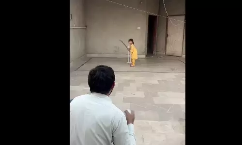 Viral Video: ఈ పాకిస్థానీ చిన్నారి ట్యాలెంట్కు ఎవరైనా ఫిదా అవ్వాల్సిందే.. రోహిత్ శర్మతో పోల్చుతోన్న నెటిజన్లు Viral Video: ఈ పాకిస్థానీ చిన్నారి ట్యాలెంట్కు ఎవరైనా ఫిదా అవ్వాల్సిందే.. రోహిత్ శర్మతో పోల్చుతోన్న నెటిజన్లు