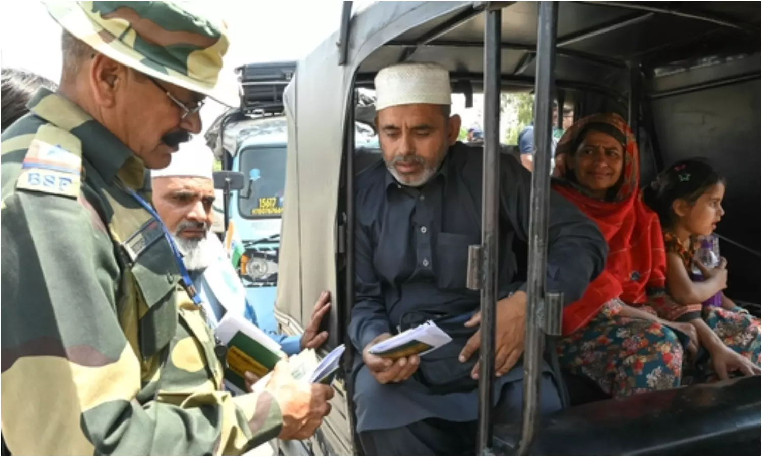 Pahalgam Terror Attack: పాకిస్తాన్ పౌరులు భారత్ విడిచి వెళ్లకపోతే విధించే జరిమాన ఎంతో తెలిస్తే షాక్ అవుతారు Pahalgam Terror Attack: పాకిస్తాన్ పౌరులు భారత్ విడిచి వెళ్లకపోతే విధించే జరిమాన ఎంతో తెలిస్తే షాక్ అవుతారు