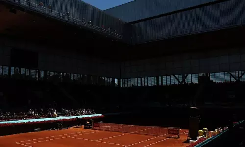 Power Outage : విద్యుత్ అంతరాయం.. స్టేడియంలో కమ్ముకున్న చీకట్లు.. నిలిచిపోయిన మ్యాచ్ Power Outage : విద్యుత్ అంతరాయం.. స్టేడియంలో కమ్ముకున్న చీకట్లు.. నిలిచిపోయిన మ్యాచ్