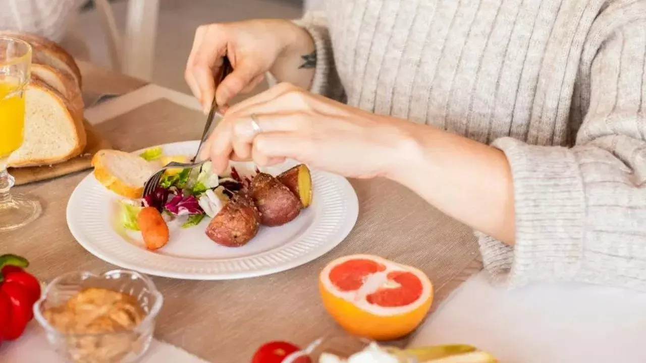 Overeating : రుచి చూడబోయి రోగం తెచ్చుకోకండి.. అతిగా తింటే ఈ 5 తప్పవు!