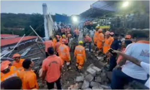 Simhachalam: సింహాద్రి అప్పన్న చందనోత్సవంలో అపశ్రుతి..గోడకూలి ఏడుగురు భక్తులు దుర్మరణం Simhachalam: సింహాద్రి అప్పన్న చందనోత్సవంలో అపశ్రుతి..గోడకూలి ఏడుగురు భక్తులు దుర్మరణం