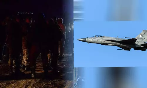 Pakistan Pilot: భారత సైన్యం అదుపులో పాక్ పైలట్.. రెండు ఫైటర్ జెట్లు కూల్చివేత Pakistan Pilot: భారత సైన్యం అదుపులో పాక్ పైలట్.. రెండు ఫైటర్ జెట్లు కూల్చివేత