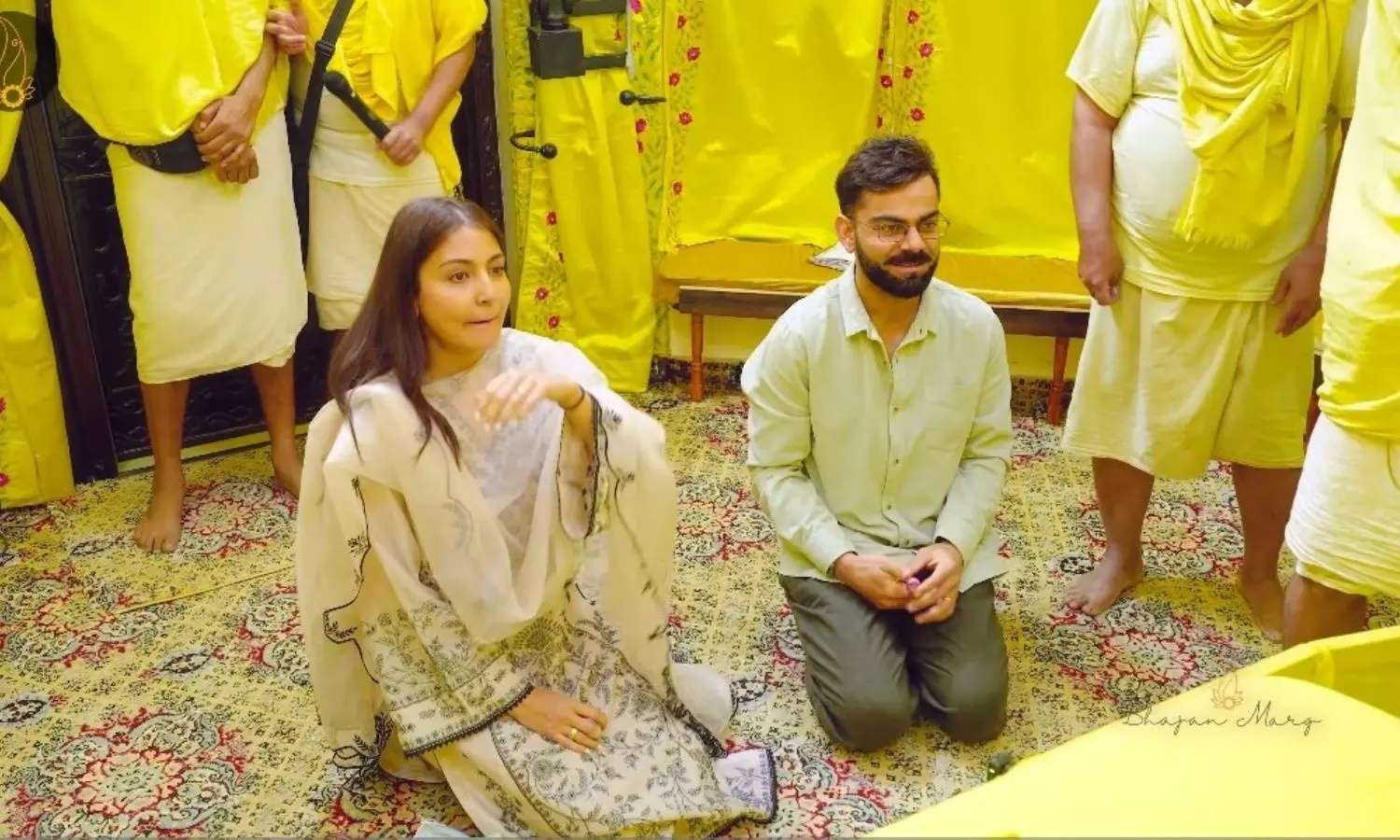 Virat Kohli and Anushka Sharma in Vrindavan meet Shri Premanand Ji Maharaj