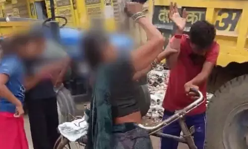 Viral Video: కూతురుని వేధిస్తున్న వ్యక్తికి దేహశుద్ధి చేసిన తల్లి.. వైరల్ అవుతోన్న వీడియో Viral Video: కూతురుని వేధిస్తున్న వ్యక్తికి దేహశుద్ధి చేసిన తల్లి.. వైరల్ అవుతోన్న వీడియో