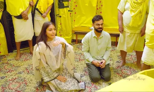 Virat Kohli and Anushka Sharma in Vrindavan meet Shri Premanand Ji Maharaj Virat Kohli and Anushka Sharma in Vrindavan meet Shri Premanand Ji Maharaj