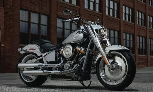 Harley Davidson Fat Boy Gray Ghost: వామ్మో.. 22 లక్షల రూపాయల బైకా.. హార్లీ డేవిడ్సన్ కొత్త మోడల్ చూస్తే దిమ్మతిరుగుద్ది..! Harley Davidson Fat Boy Gray Ghost: వామ్మో.. 22 లక్షల రూపాయల బైకా.. హార్లీ డేవిడ్సన్ కొత్త మోడల్ చూస్తే దిమ్మతిరుగుద్ది..!