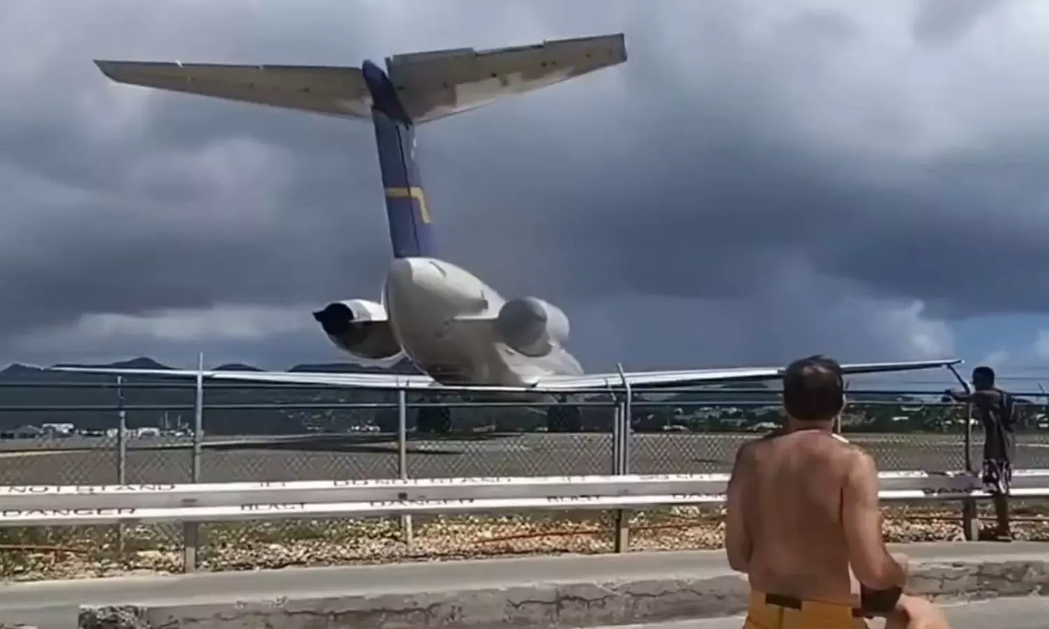 Viral Video: విమానం టేకాఫ్ చూద్దామని వెళ్తే ఊహించని సంఘటన.. వైరల్ వీడియో Viral Video: విమానం టేకాఫ్ చూద్దామని వెళ్తే ఊహించని సంఘటన.. వైరల్ వీడియో