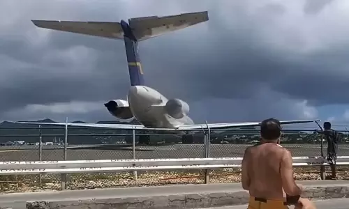 Viral Video: విమానం టేకాఫ్ చూద్దామని వెళ్తే ఊహించని సంఘటన.. వైరల్ వీడియో Viral Video: విమానం టేకాఫ్ చూద్దామని వెళ్తే ఊహించని సంఘటన.. వైరల్ వీడియో