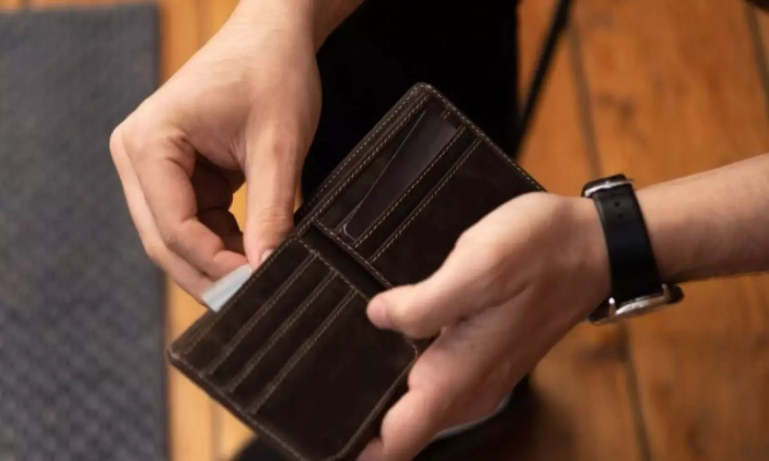 Vastu Tips For Purse: ఈ ఆకును మీ పర్సులో పెట్టుకోండి.. చనిపోయే వరకు డబ్బుకు కొరత ఉండదు..!