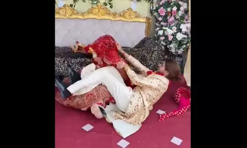 Viral Video: పెళ్లి వేదికపై పొట్టు పొట్టు కొట్టుకున్న వధూవరులు.. కానీ ఏదో తేడా కొడుతోంది. Viral Video: పెళ్లి వేదికపై పొట్టు పొట్టు కొట్టుకున్న వధూవరులు.. కానీ ఏదో తేడా కొడుతోంది.