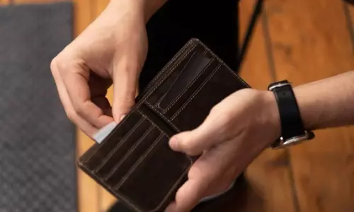 Vastu Tips For Purse: ఈ ఆకును మీ పర్సులో పెట్టుకోండి.. చనిపోయే వరకు డబ్బుకు కొరత ఉండదు..!