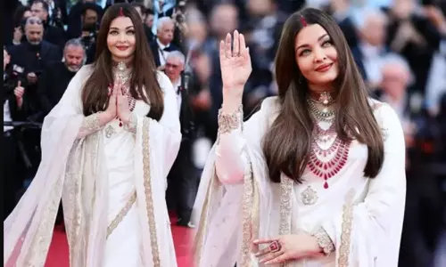 Aishwarya rai: కేన్స్లో సెంట్రాఫ్ అట్రాక్షన్గా ఐశ్వర్య.. నుదుట బొట్టుతో Aishwarya rai: కేన్స్లో సెంట్రాఫ్ అట్రాక్షన్గా ఐశ్వర్య.. నుదుట బొట్టుతో