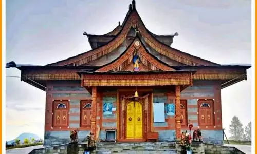 Mystery Temple: ఈ ఆలయంలో జంటలు కలిసి పూజలు చేయకూడదు.. ఎందుకో తెలుసా.? Mystery Temple: ఈ ఆలయంలో జంటలు కలిసి పూజలు చేయకూడదు.. ఎందుకో తెలుసా.?