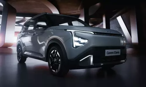 Kia Carens Clavis: కొత్త ఫ్యామిలీ కారు.. కియా కేరెన్స్ క్లావిస్ దిగింది.. ఫీచర్స్ అమేజింగ్..! Kia Carens Clavis: కొత్త ఫ్యామిలీ కారు.. కియా కేరెన్స్ క్లావిస్ దిగింది.. ఫీచర్స్ అమేజింగ్..!